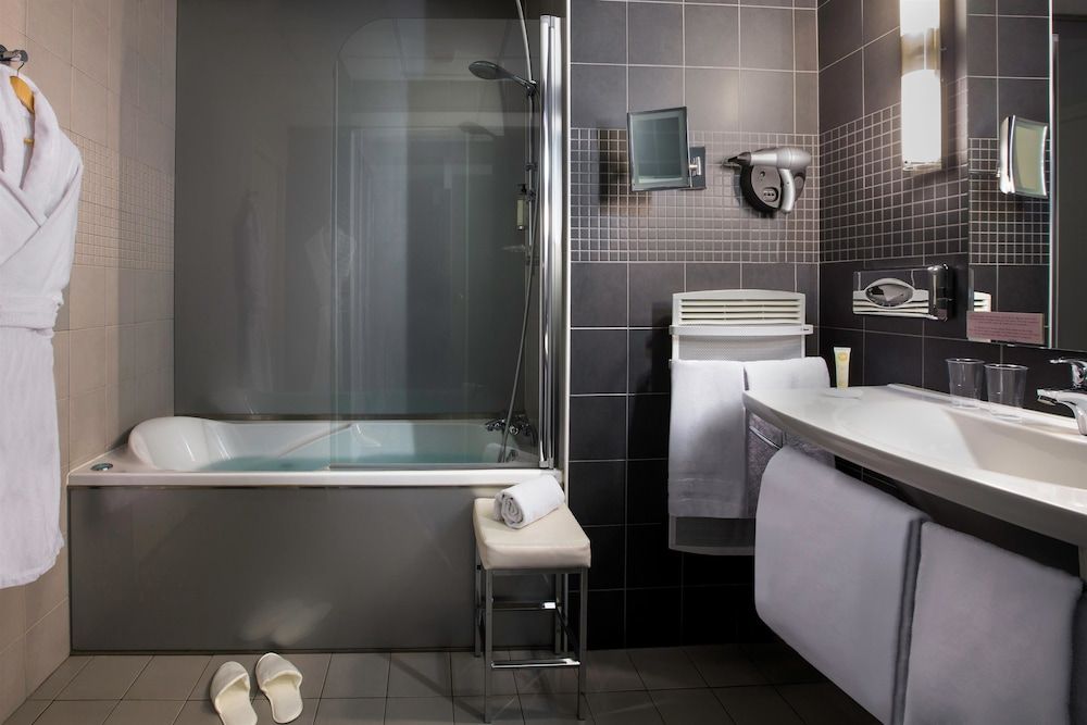 Best Western Plus Hôtel Richelieu King Suite with Bathtub and Sofa Bed 8