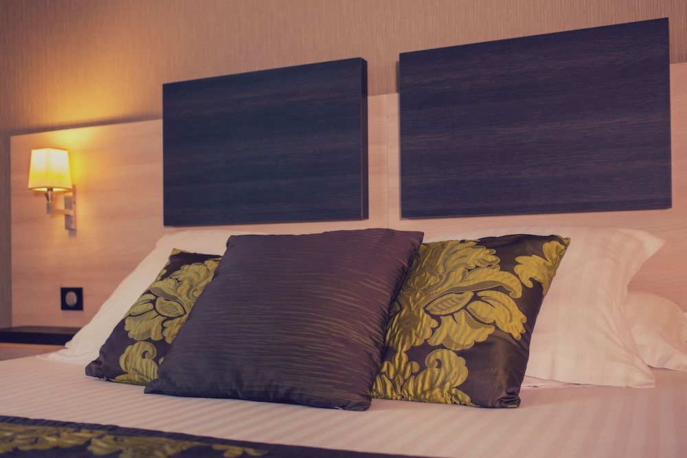 Best Western Plus Hôtel Richelieu King Suite with Bathtub and Sofa Bed 4