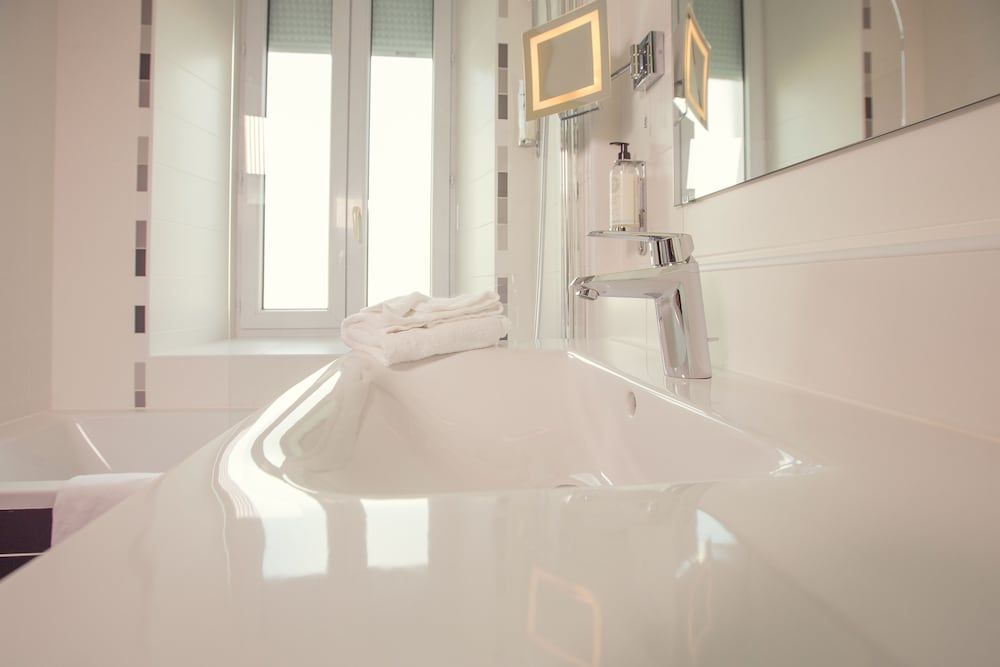 Best Western Plus Hôtel Richelieu Standard Room, 1 Queen Bed 10