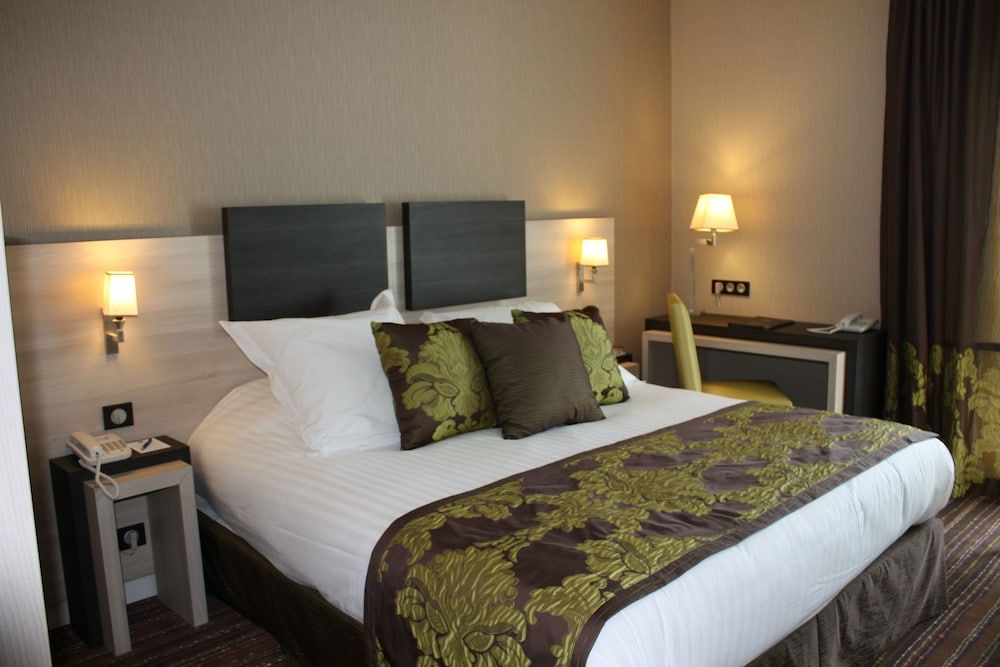 Best Western Plus Hôtel Richelieu King Suite with Bathtub and Sofa Bed