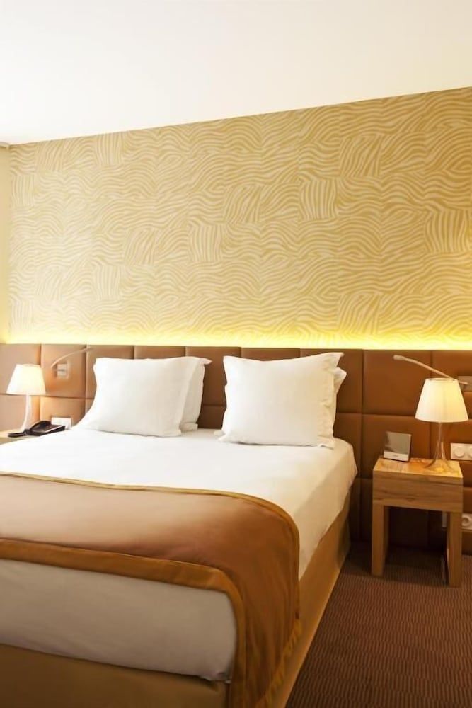 Golden Tulip Avignon Le Paradou Executive Room, 1 King Bed, Patio (20SQM, Flatscreen TV) 6