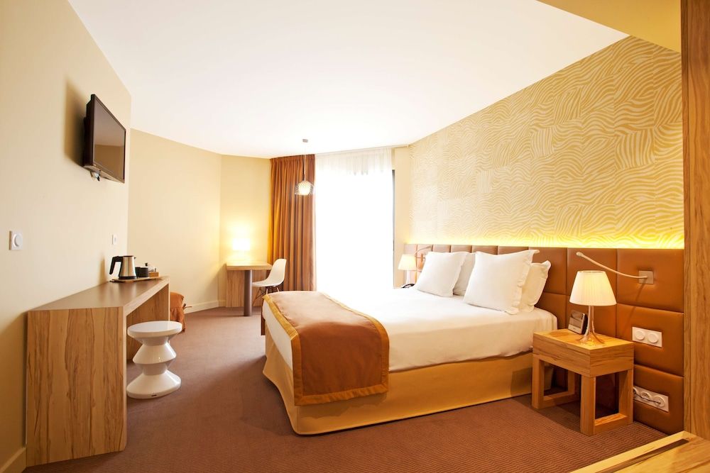 Golden Tulip Avignon Le Paradou Executive Room, 1 King Bed, Patio (20SQM, Flatscreen TV) 3