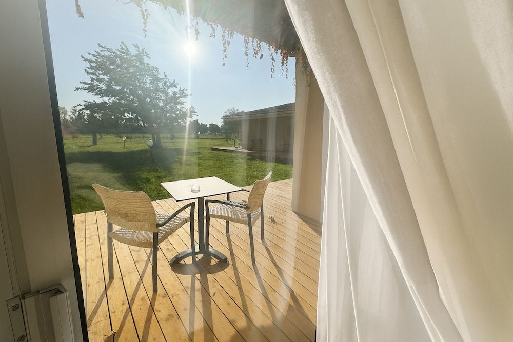 Golden Tulip Avignon Le Paradou Standard Room, 1 King Bed, Patio (20SQM, Flatscreen TV) 11