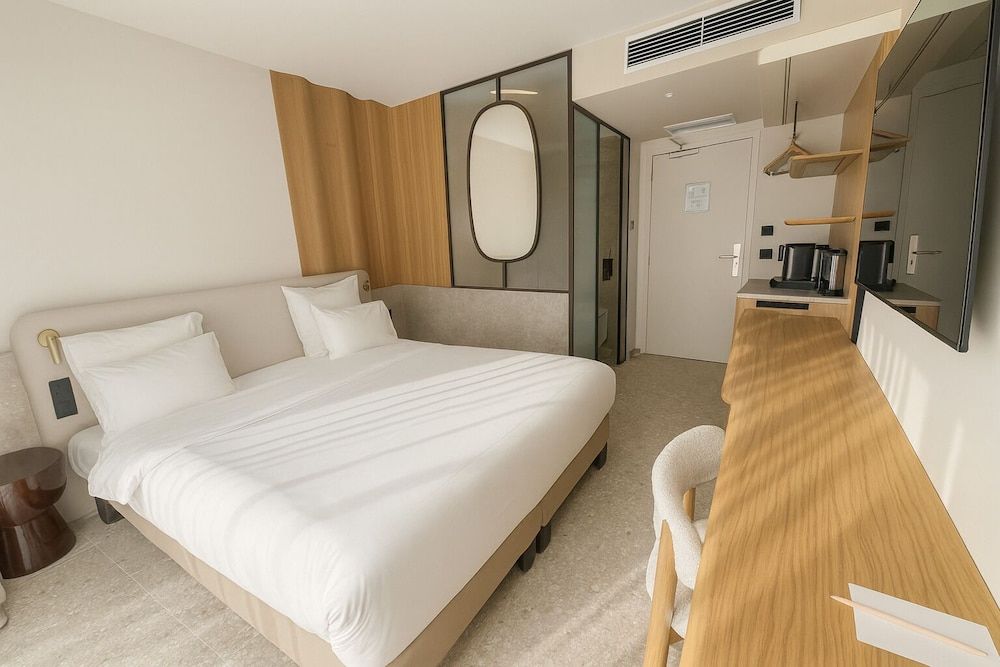 Golden Tulip Avignon Le Paradou Standard Room, 1 King Bed, Patio (20SQM, Flatscreen TV) 9