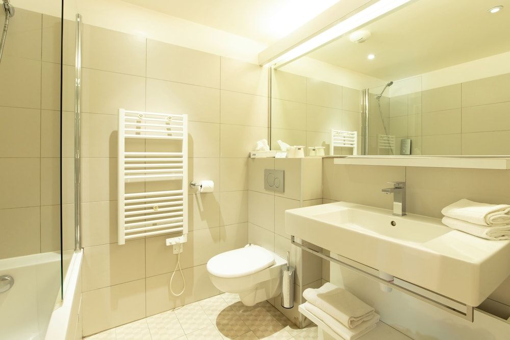 Golden Tulip Avignon Le Paradou Executive Room, 1 King Bed, Patio (20SQM, Flatscreen TV) 11