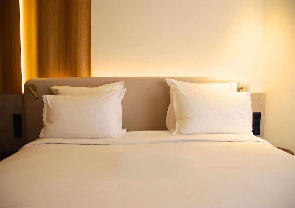 Golden Tulip Avignon Le Paradou Standard Room, 1 King Bed, Patio (20SQM, Flatscreen TV) 7