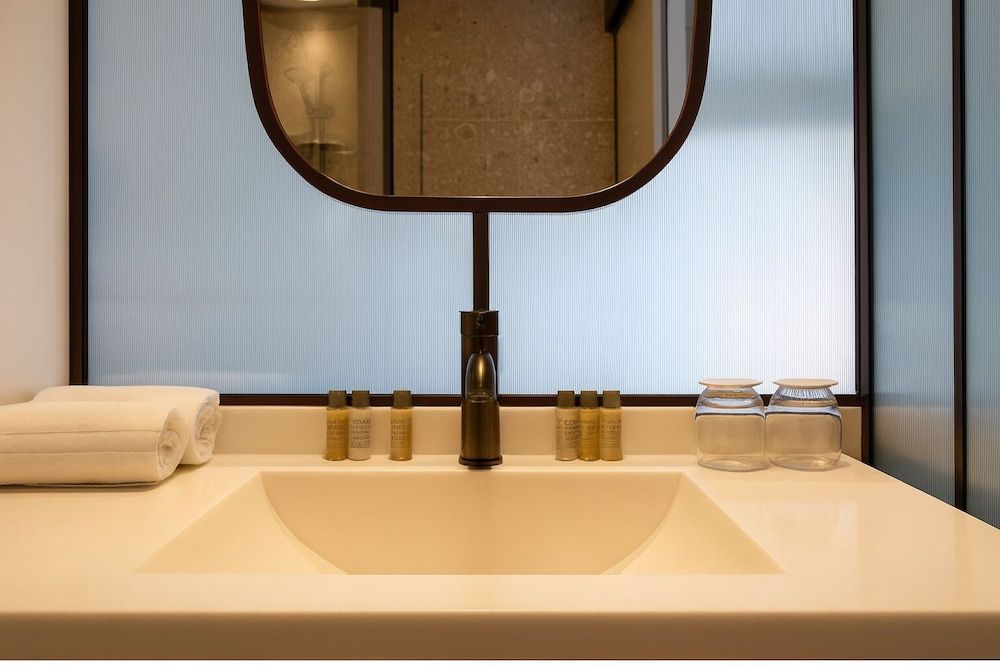 Golden Tulip Avignon Le Paradou Standard Room, 1 King Bed, Patio (20SQM, Flatscreen TV) 13