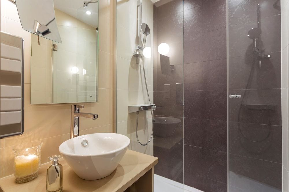 Hotel Yllen Eiffel Classic Twin Room 8