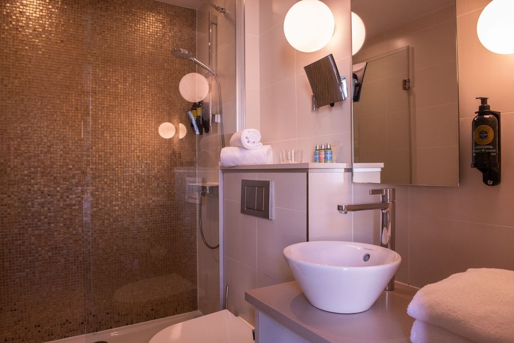 Hotel Yllen Eiffel Classic Twin Room 9