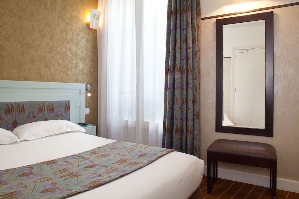 Hotel Eiffel Seine Classic Room