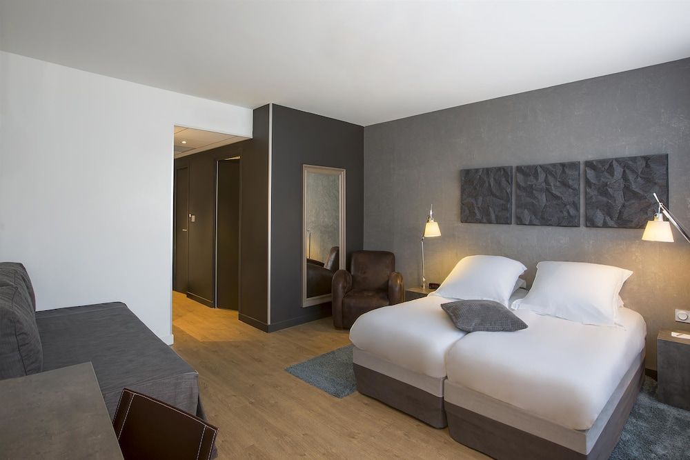 Superior Room, Multiple Beds, Balcony, Mountain View (Vue sur Puy de Dôme & la Cathédrale)
