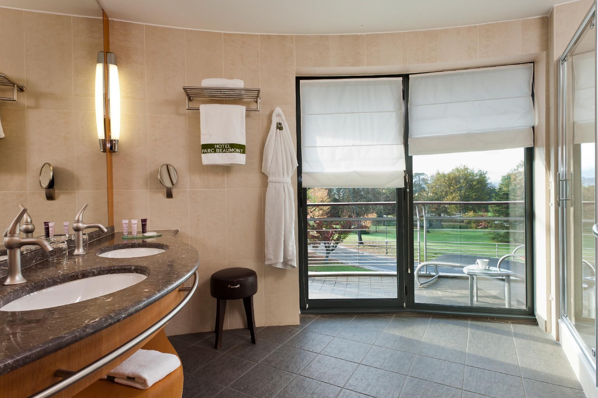 Deluxe suite, view of grounds, king-size bed, sofa bed in lounge, terrace