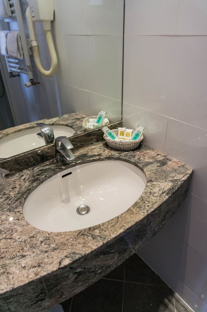 Hôtel Exelmans Double Room, Garden View 10