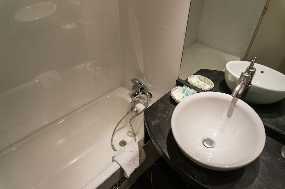 Hôtel Exelmans Double Room, Garden View 12