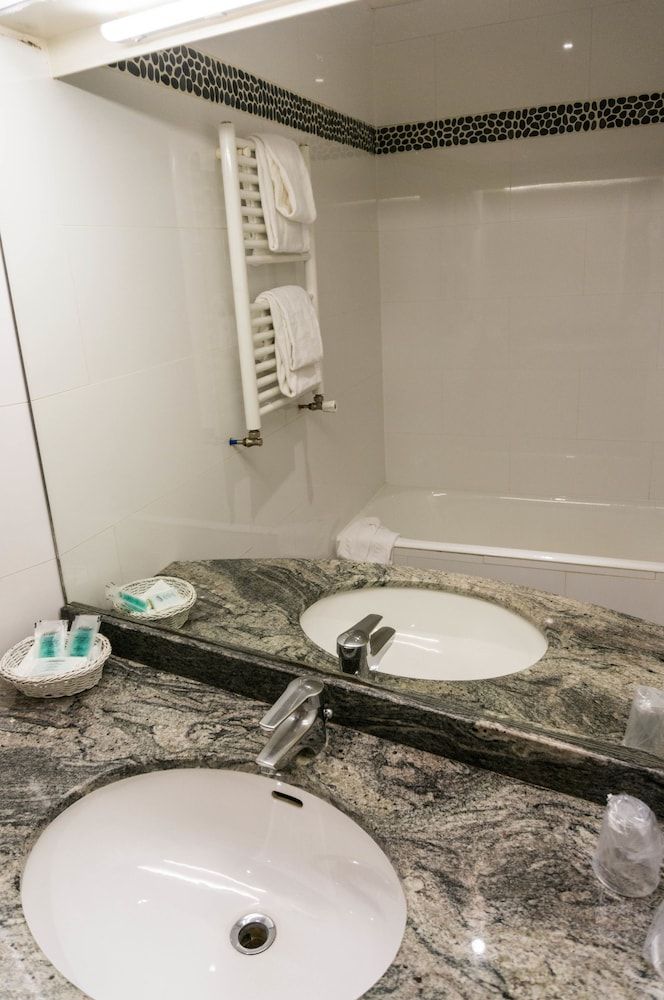 Hôtel Exelmans Double Room, Garden View 11