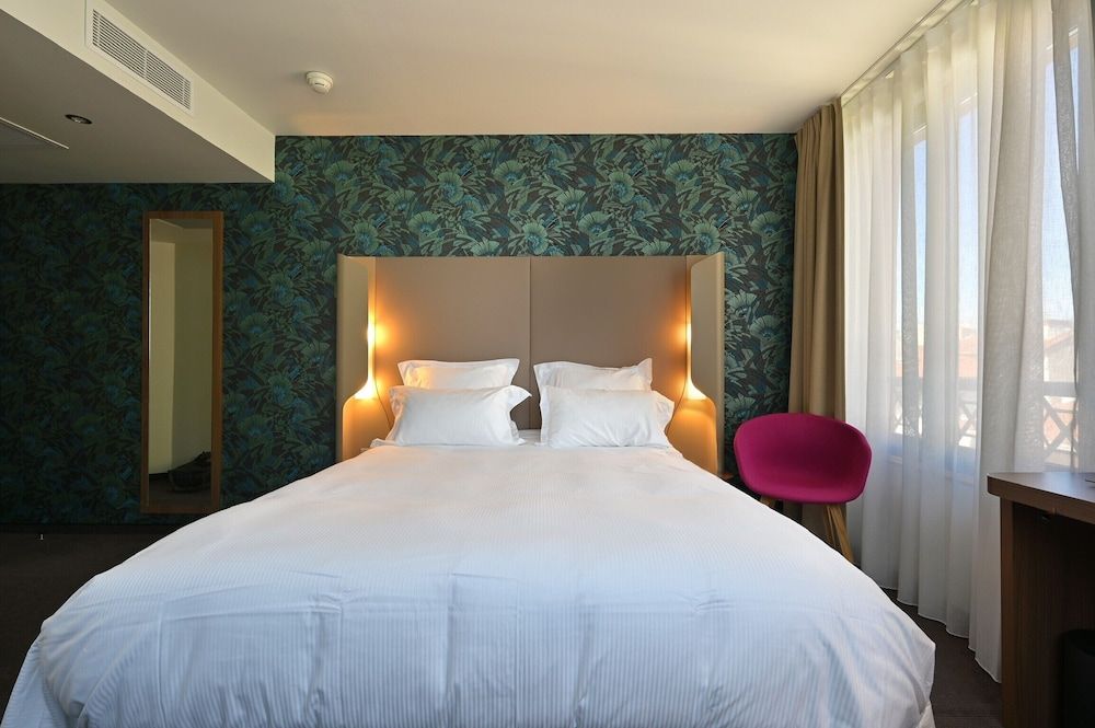 Dali Hôtel - Restaurant Classic Double Room, 1 Double Bed, Roll-in Shower 2