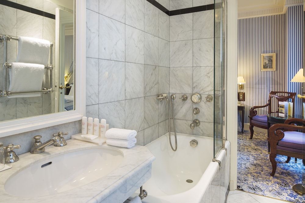 Le Dokhan’s Paris Arc de Triomphe, a Tribute Portfolio Hotel Superior Room, 1 Queen Bed 8