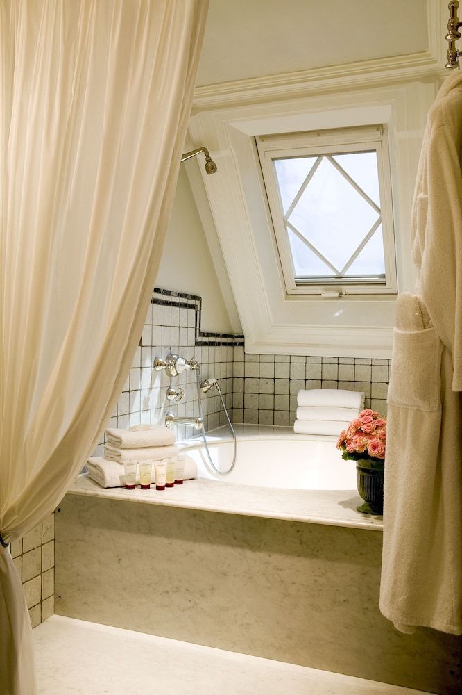 Deep Soaking Bathtub