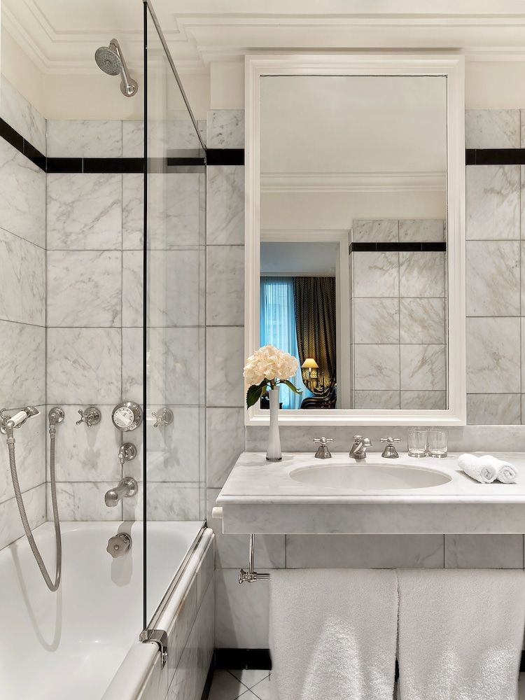 Le Dokhan’s Paris Arc de Triomphe, a Tribute Portfolio Hotel Superior Room, 1 Queen Bed 6