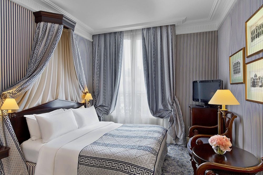 Le Dokhan’s Paris Arc de Triomphe, a Tribute Portfolio Hotel Superior Room, 1 Queen Bed 4