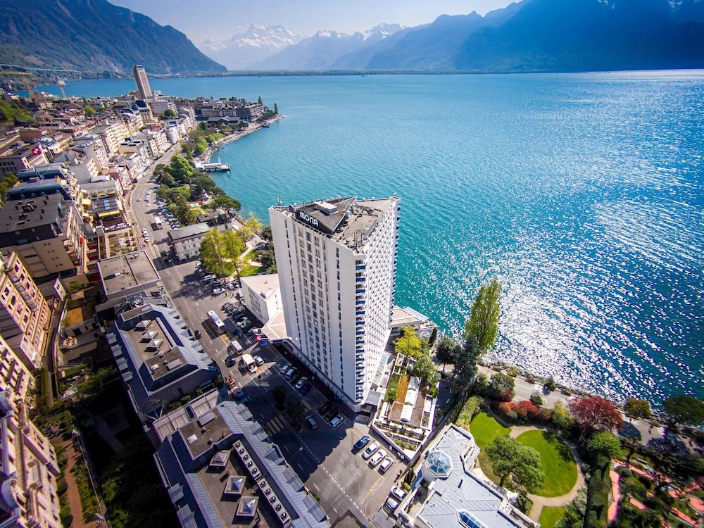 undefined Mona Montreux