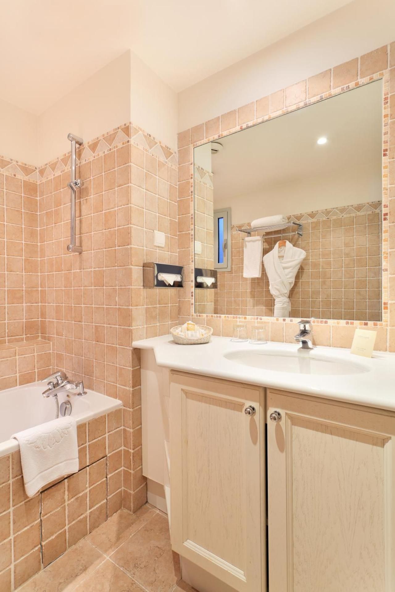 undefined Hôtel Le Grimaldi by Happyculture 8