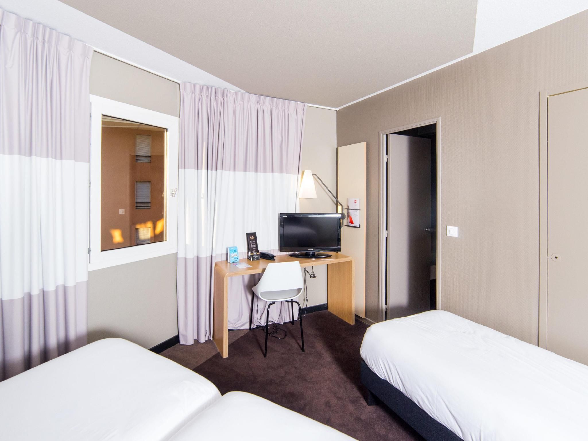 Standard Room with 3 single beds