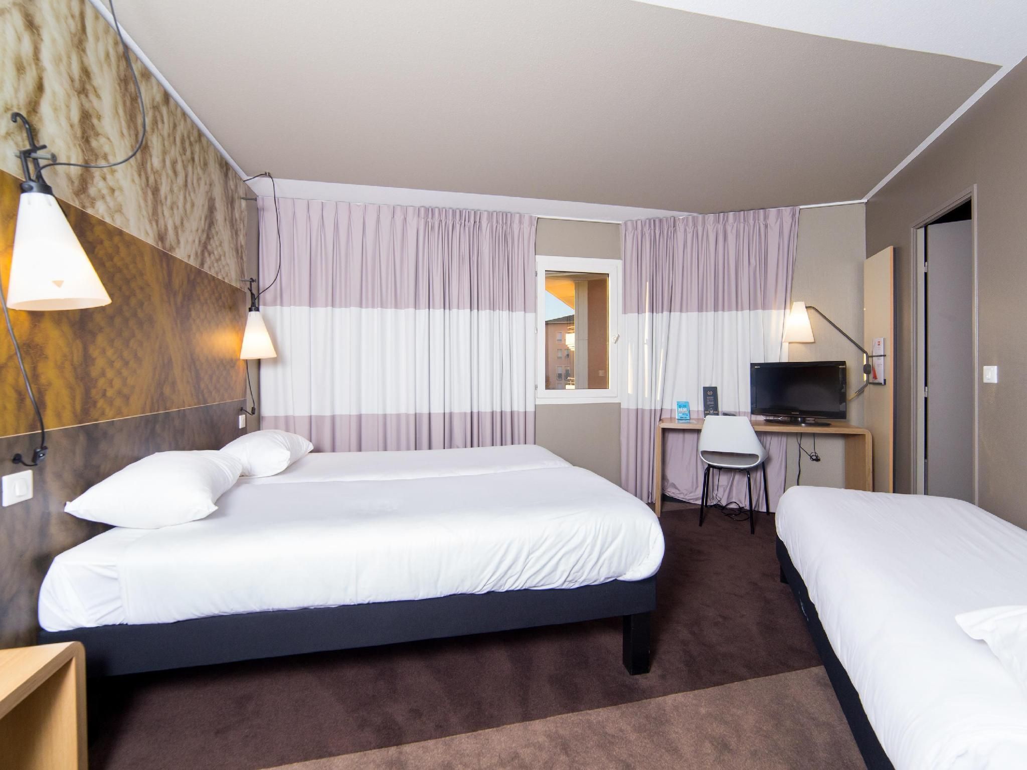 Standard Room with 3 single beds