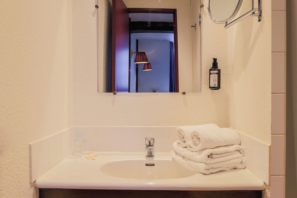 Hôtel Les Trois Luppars Classic Double or Twin Room 8