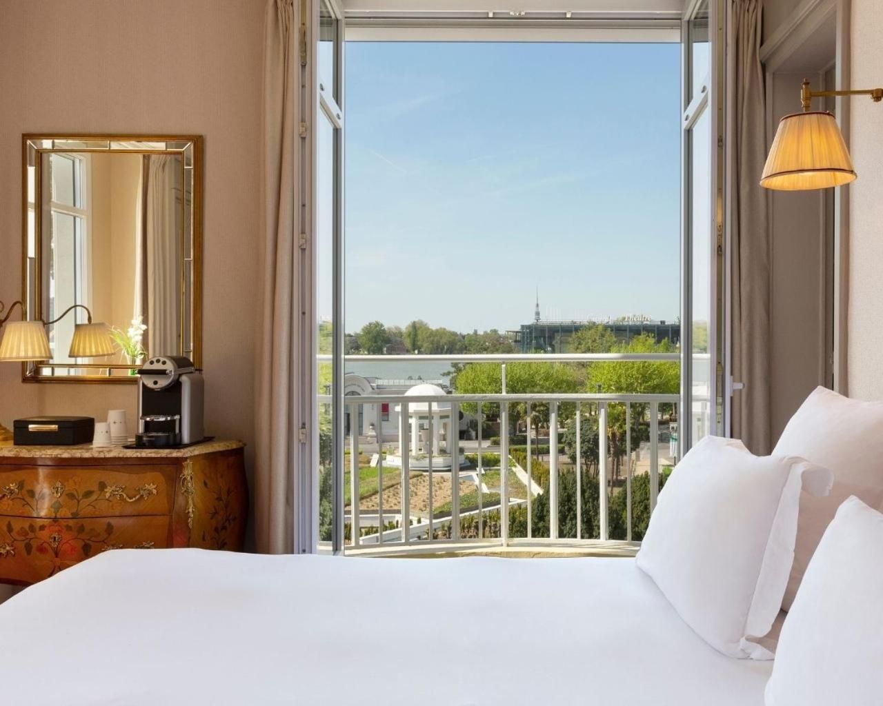 Deluxe Room with balcony Lake Side with Casino & Spa Access