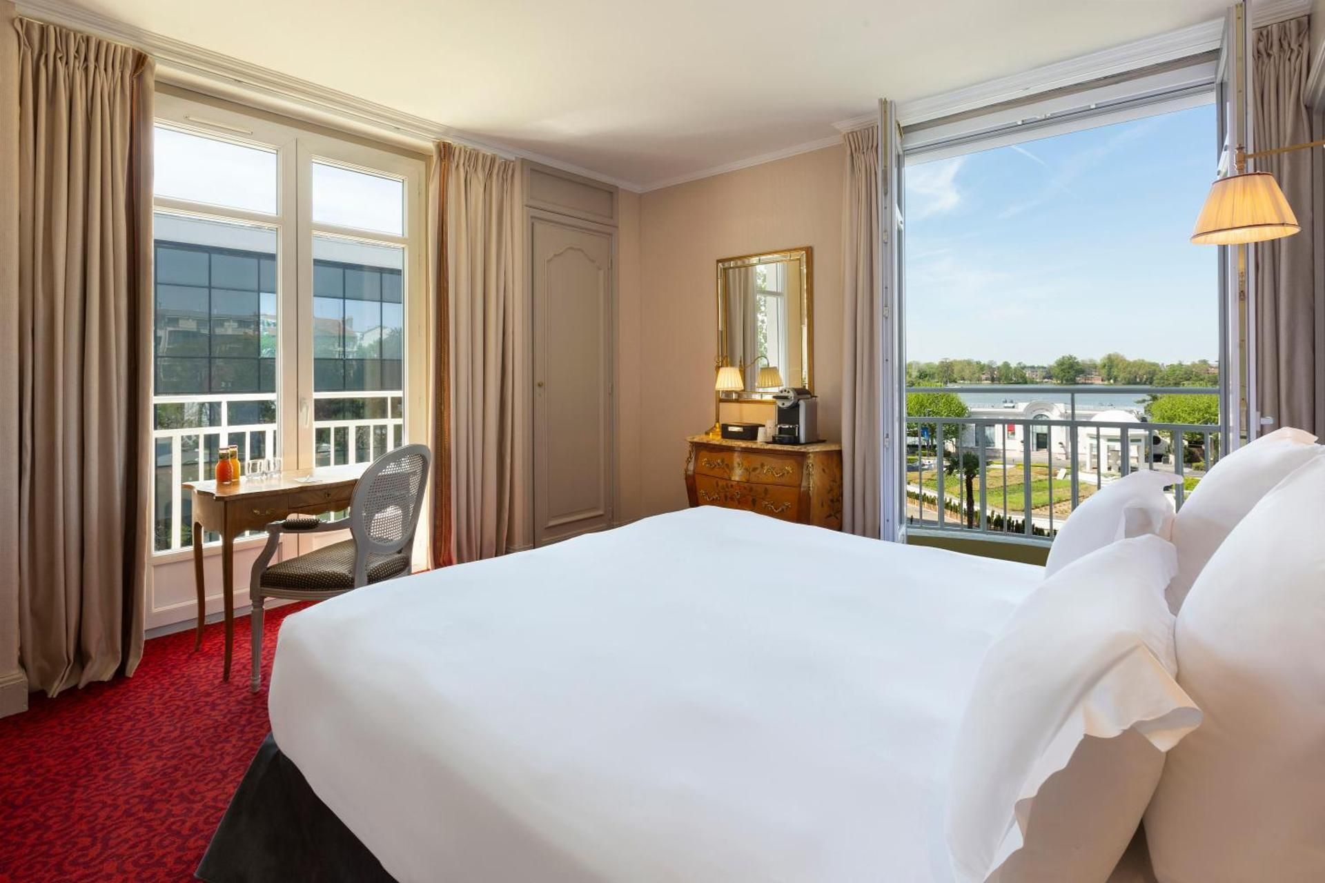 Deluxe Room with balcony Lake Side with Casino & Spa Access