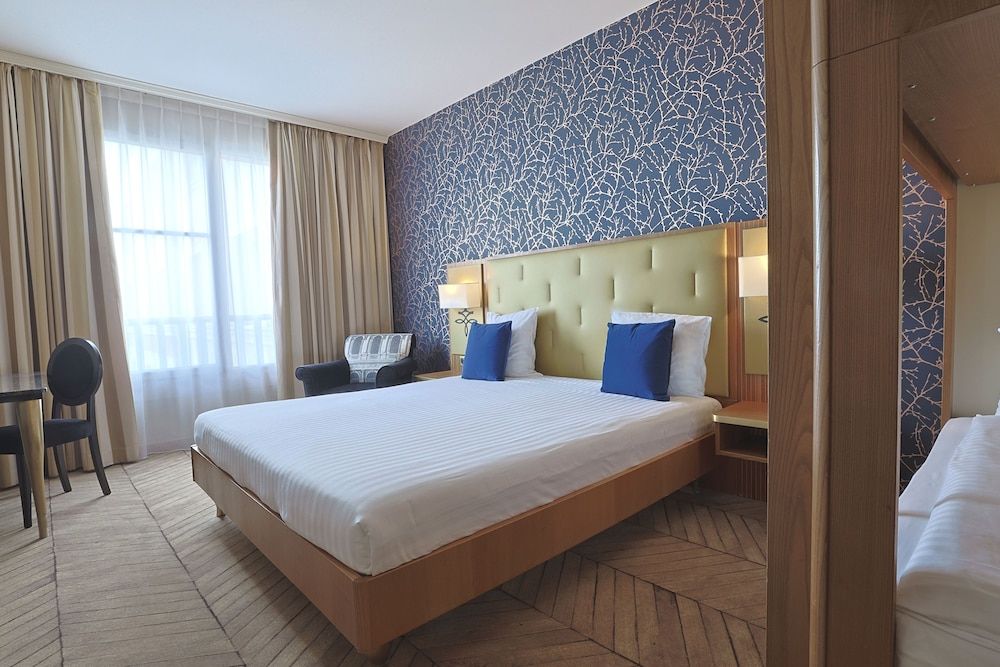Family Room, Connecting Rooms