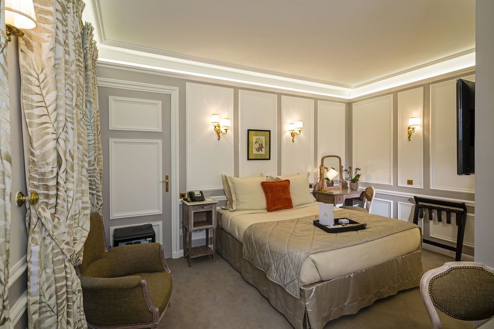 Hotel Regina Louvre Superior Room 8