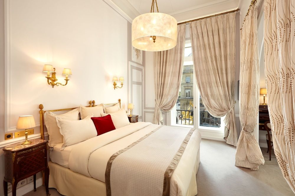 Eiffel Tower View Suite