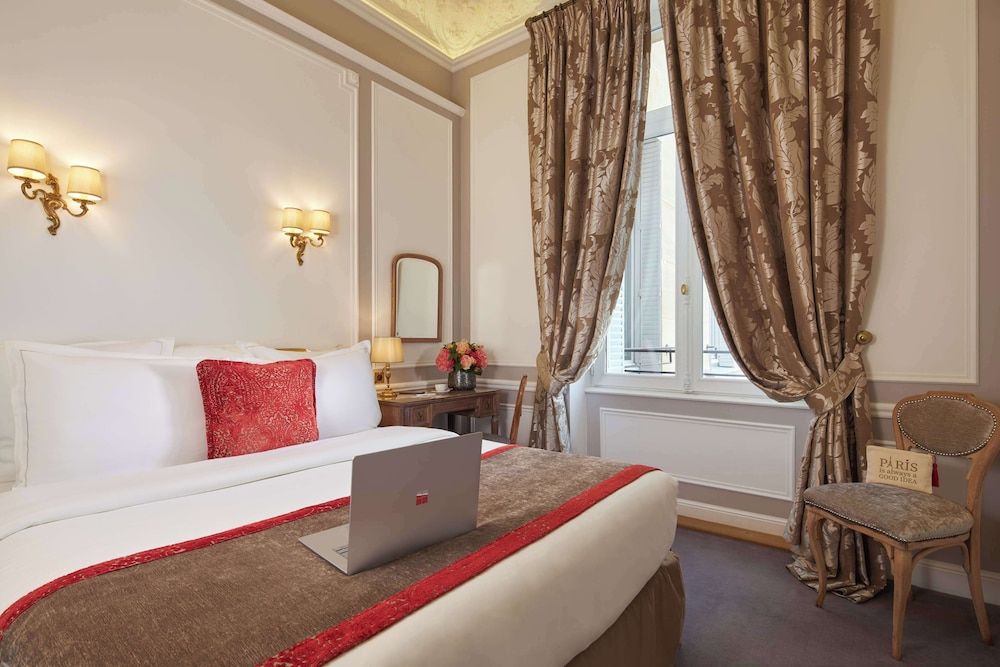 Hotel Regina Louvre Superior Room 9