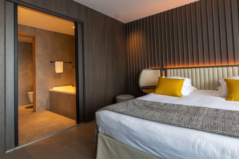 Best Western Premier Hôtel de la Paix Deluxe Room, 1 King Bed, Non Smoking 2