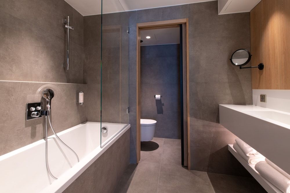 Best Western Premier Hôtel de la Paix Deluxe Room, 1 King Bed, Non Smoking 6