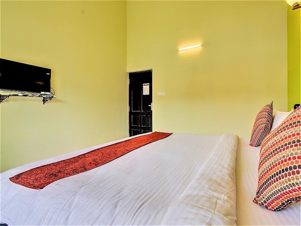 YoYo Vagator Retreat Deluxe Double Room with Balcony 4