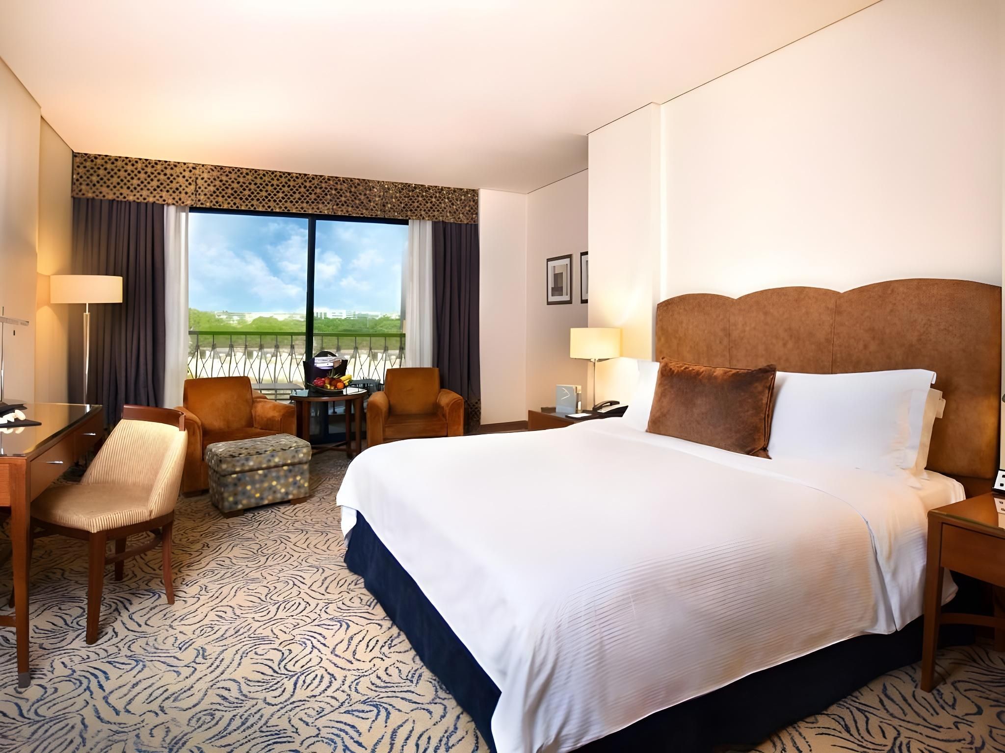 Al Ain Rotana Guest Room with Balcony- King Bed 2