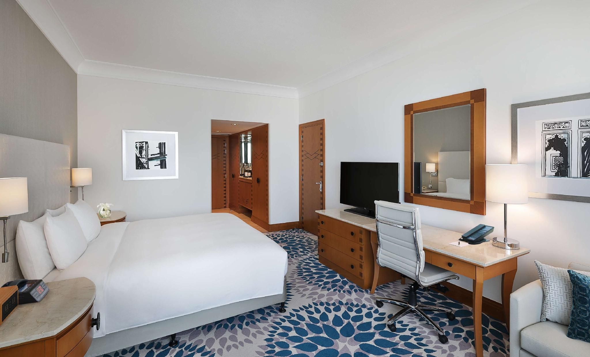King Deluxe Room W/ Sea View - Balcony