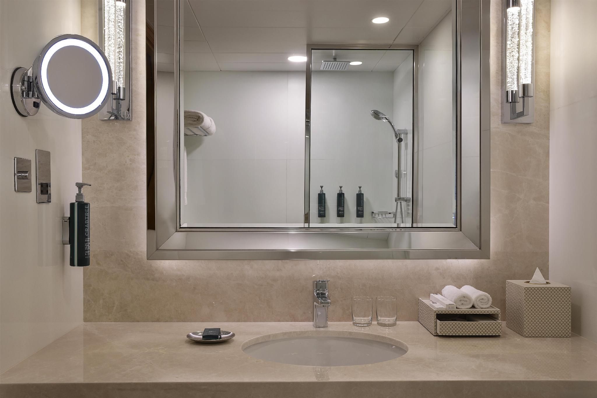 Hilton Dubai Jumeirah King Accessible Deluxe Room W/ Balcony 3