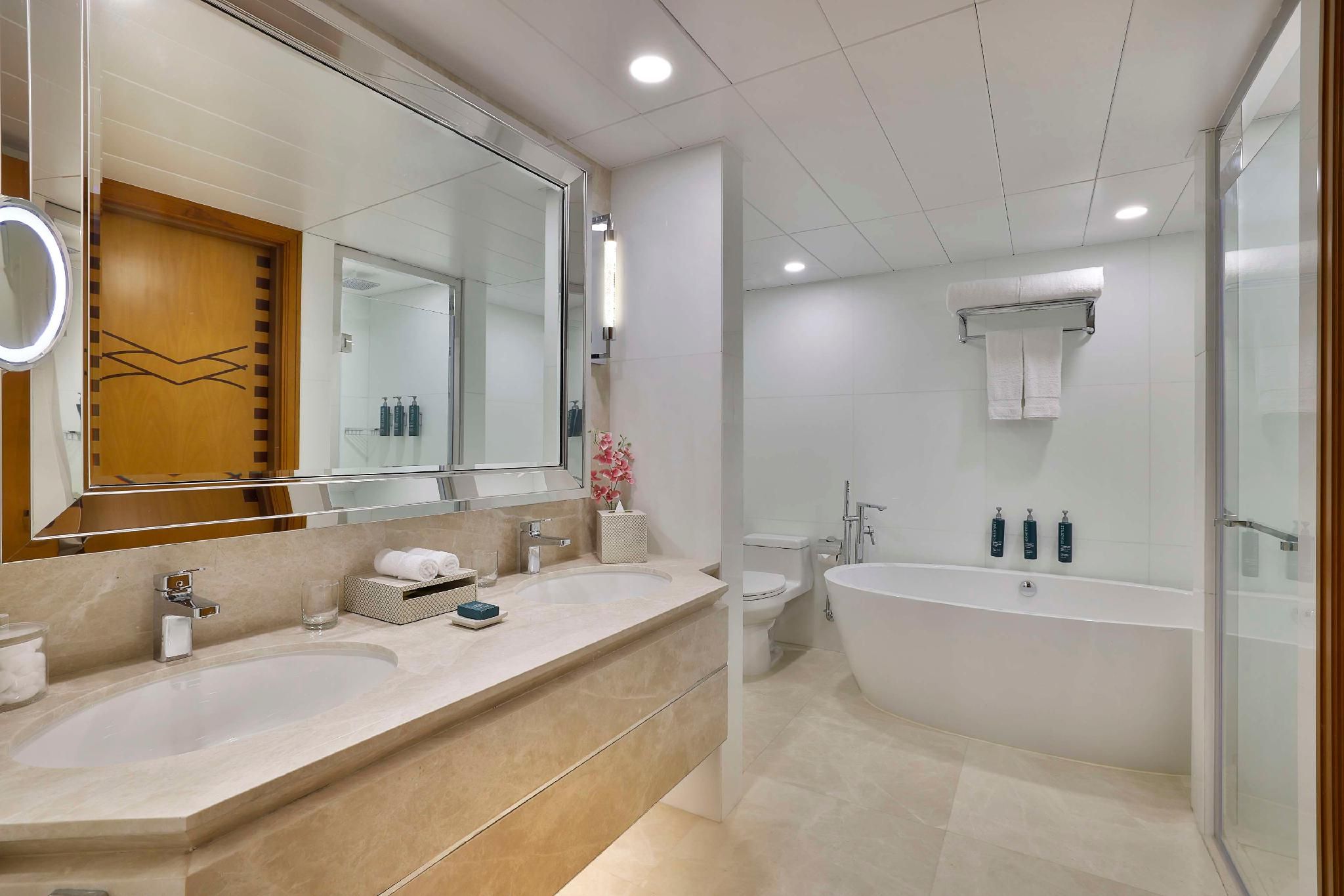 King Gulf Suite With Sea View - Balcony