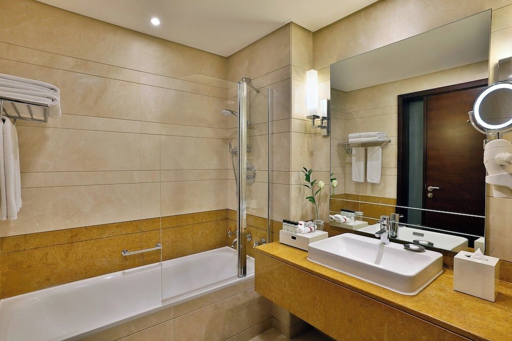 Grand Millennium Dubai Superior Room, 1 King Bed 5