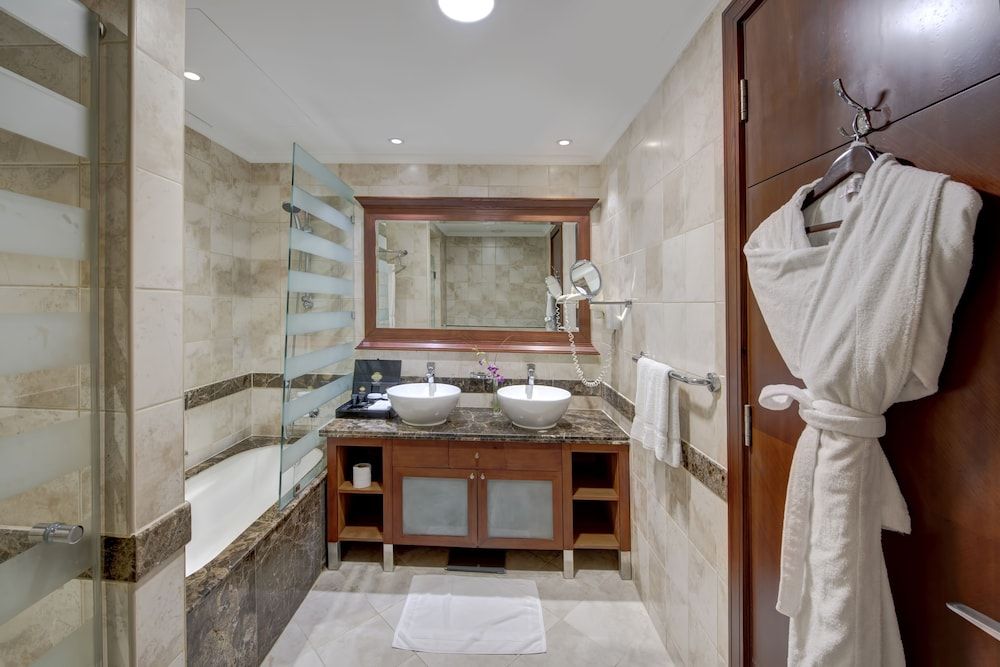 Donatello Hotel Deluxe Room (King) 5