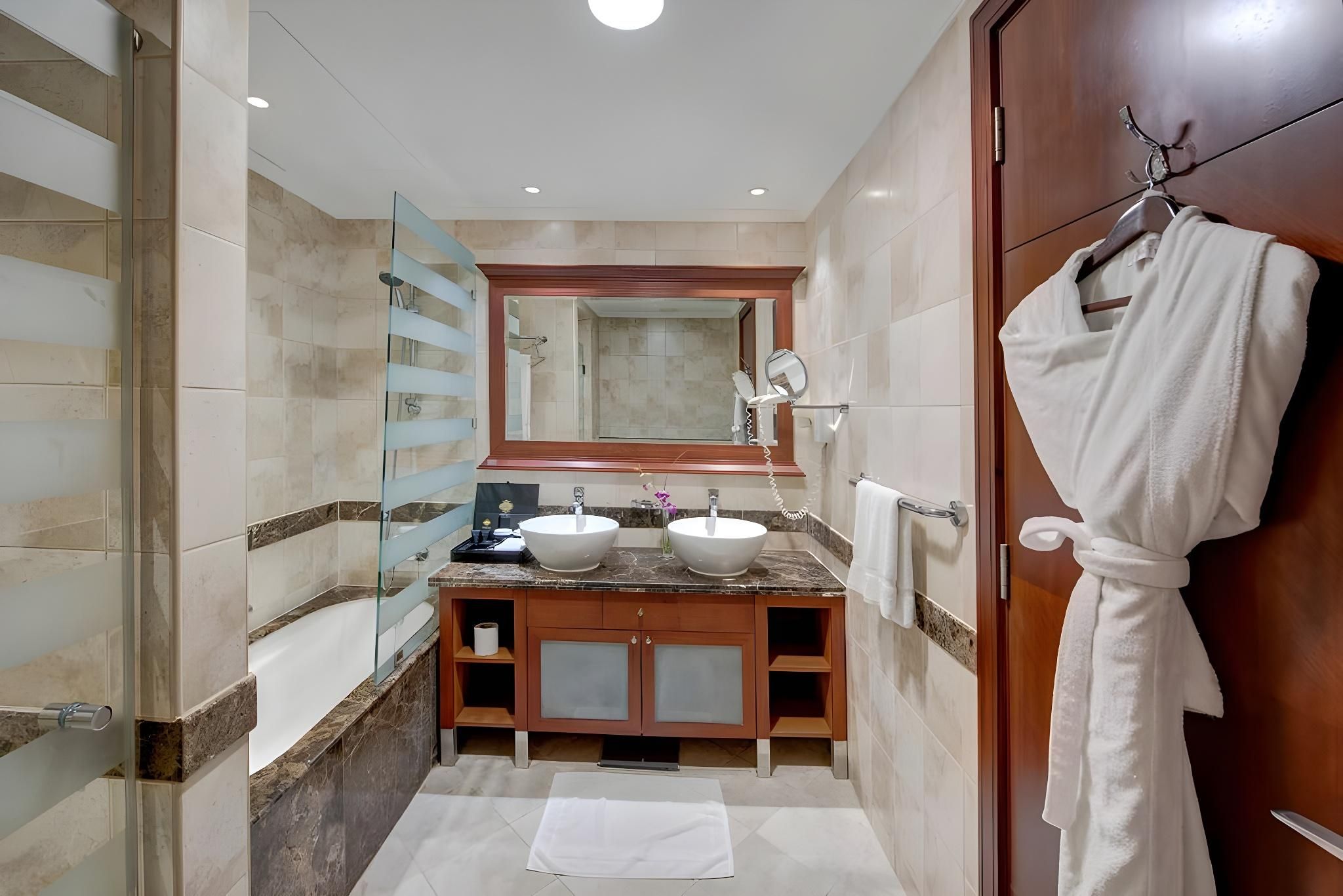 Donatello Hotel Deluxe King Room 2