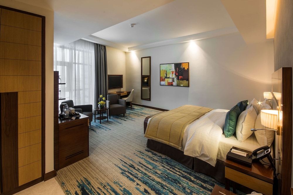 Golden Tulip Media Hotel Deluxe Room, 1 King Bed 5