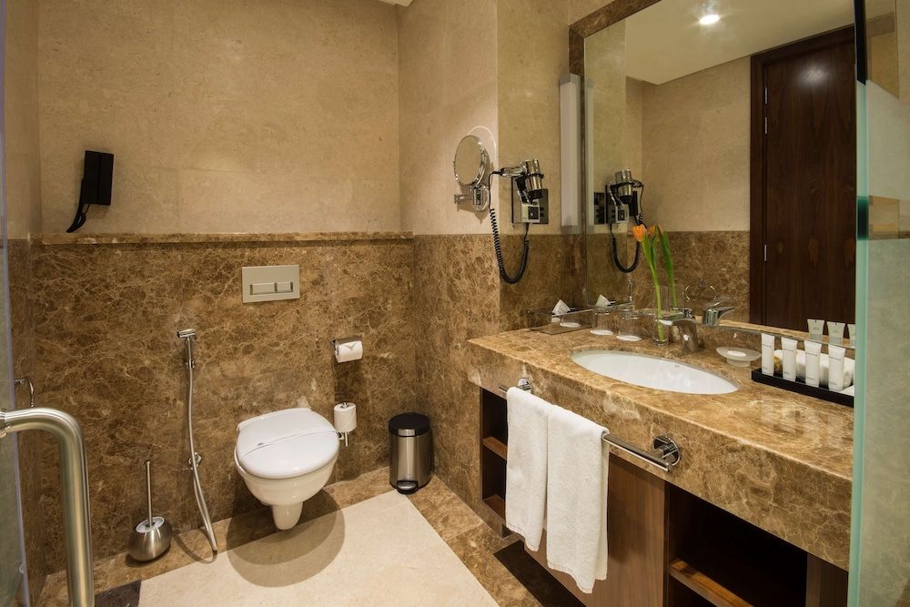 Golden Tulip Media Hotel Deluxe Room, 1 King Bed 7