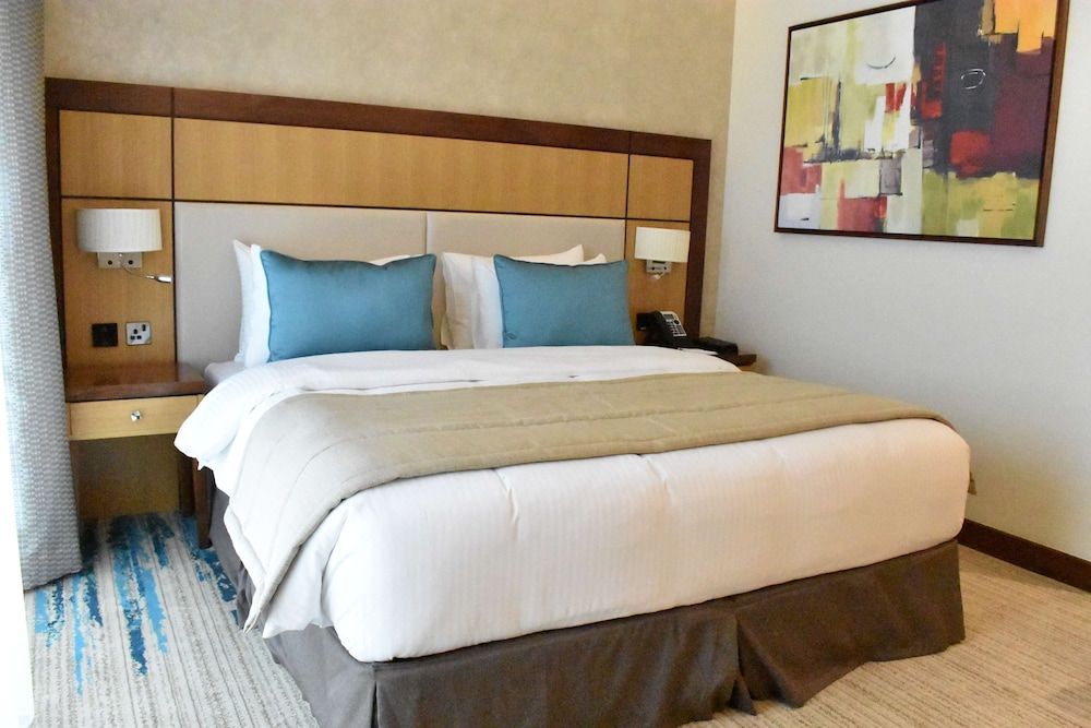 Golden Tulip Media Hotel Deluxe Room, 1 King Bed 4