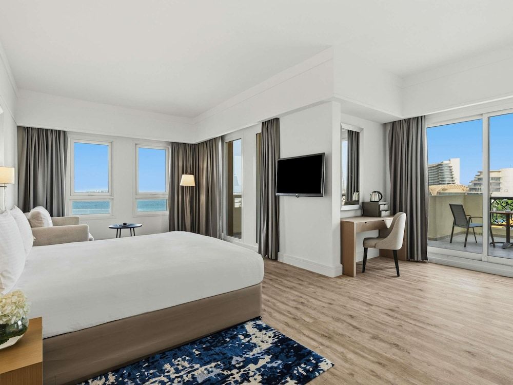 Deluxe Room, 1 King Bed, Garden View