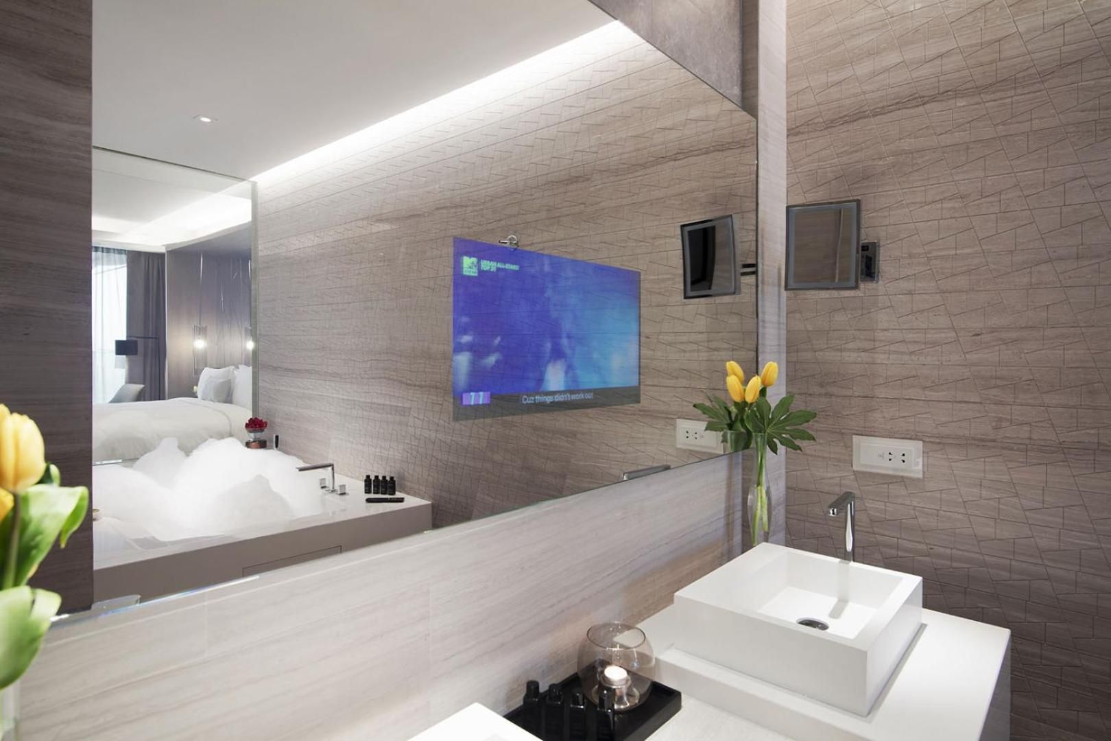 Spacious Creek Side One Bedroom Suite